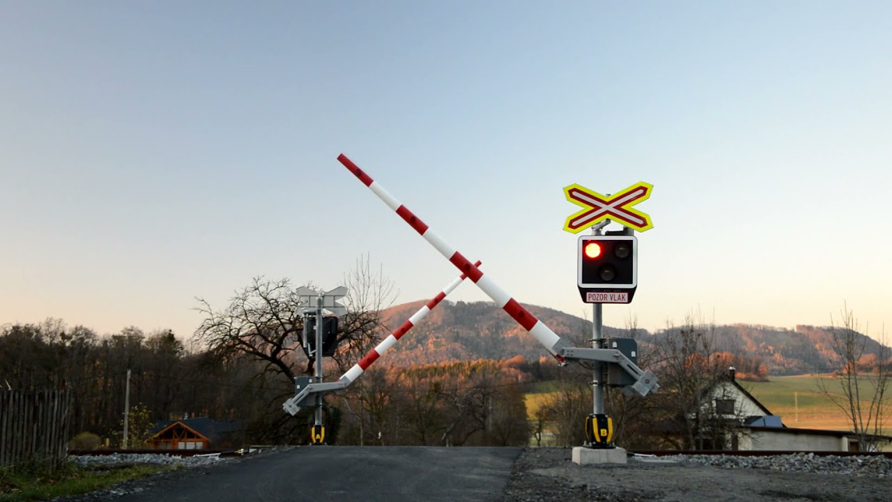 Železničn&iacute; přejezd Bordovice-Paseky | AŽD LED PV | 06.11.2021 / Czech railroad crossing