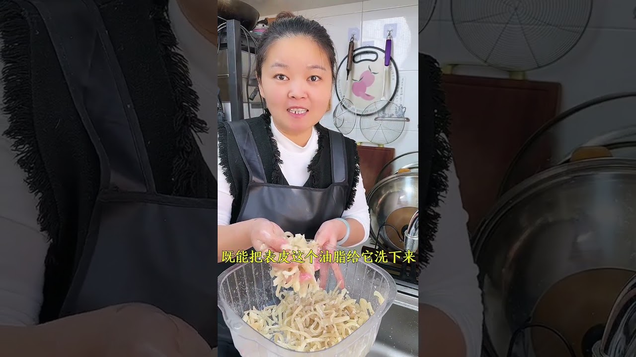 以前都是用锅熬或者蒸猪皮冻，第一次用电饭锅做这个，一次就成功了！# 美食 # 电饭锅猪皮冻# 电饭锅美食# 我的厨房日记 # 猪皮冻