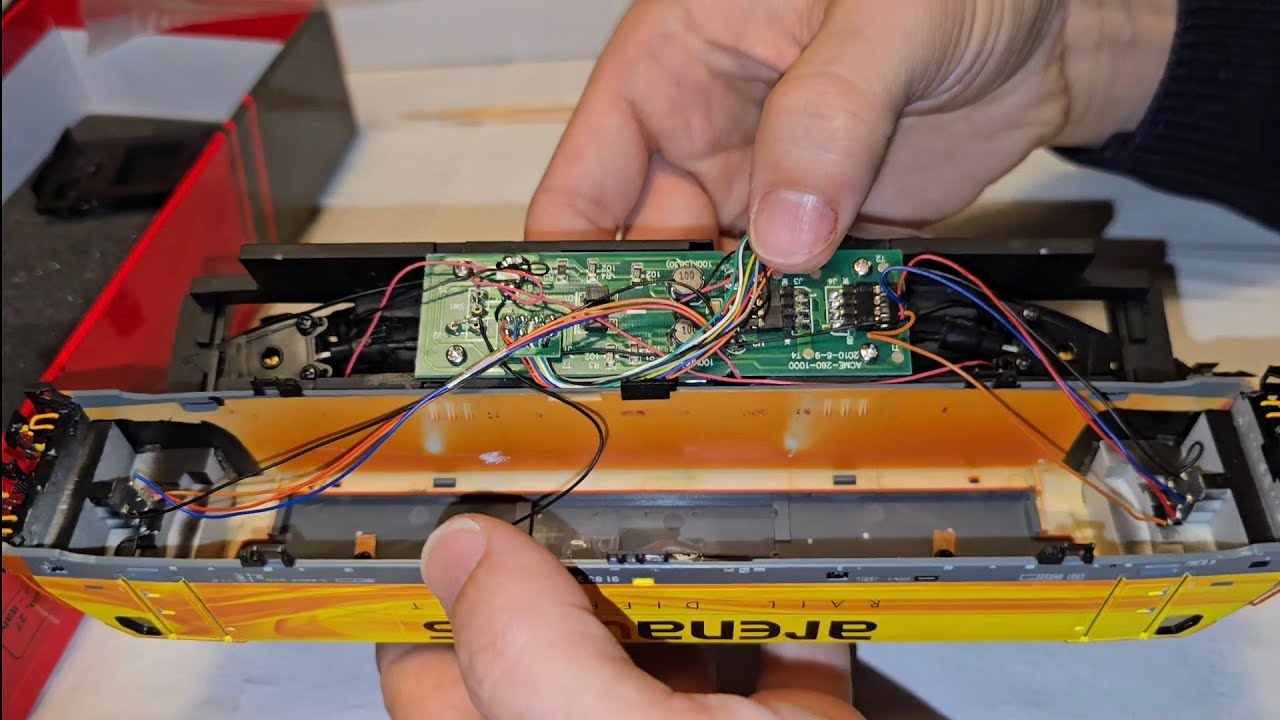 Tutorial:Come sostituire da una locomotiva ACME un decoder normale con uno Sound