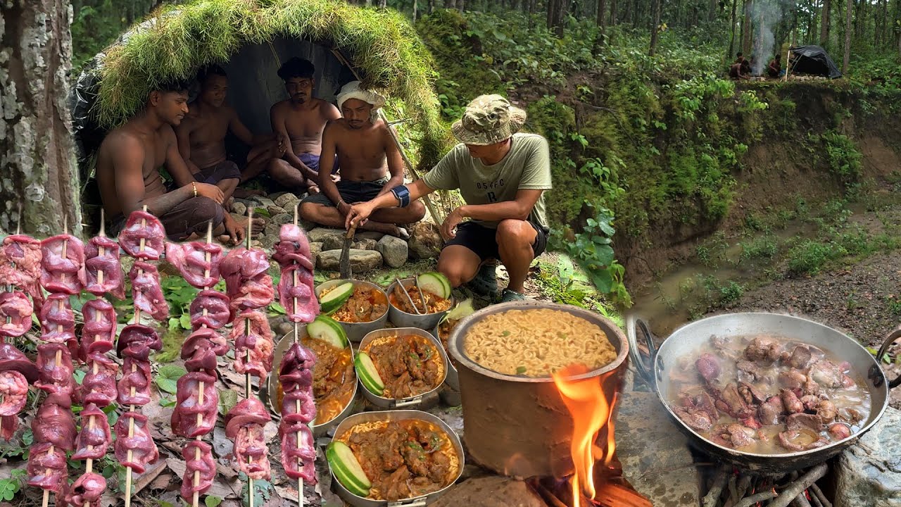 Outdoor Wildness Cooking Chicken Gizzards Liver Hot & Spicy Noodles in Heavy Rain Building Bushcraft