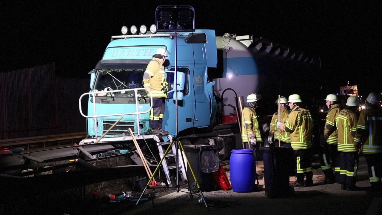 A96 &ndash; Aitrach &ndash; Aichstetten &ndash; Unfall - Silo Lkw durchbricht Leitplanke nach Reifenplatzer