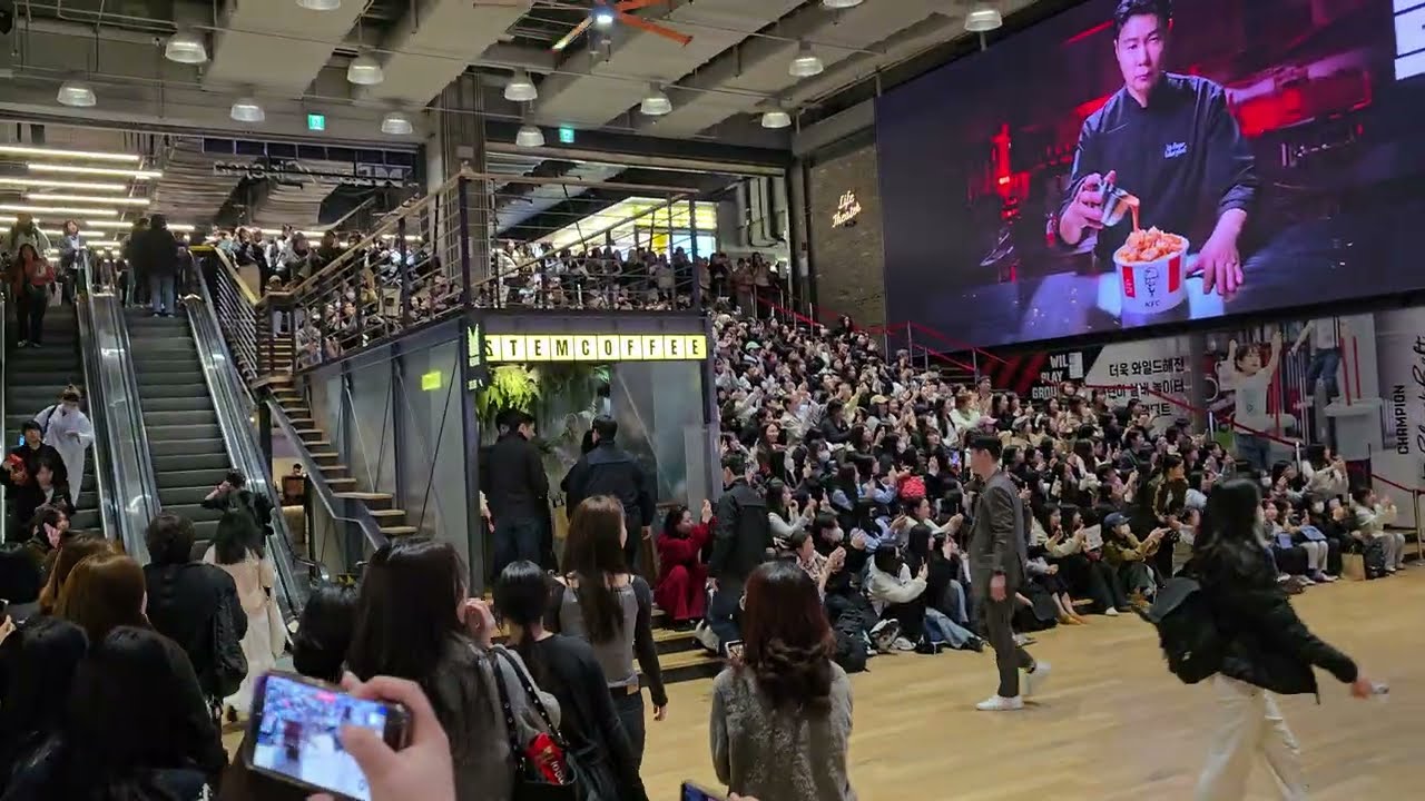유신쇼 영화 왕과 사는 남자 흥행감사 무대인사 팬들2 유해진, 박지훈, 유지태, 전미도, 김민, 이준혁, 김수진, 박지윤, 장항준 감독 메가박스 코엑스 [20260317]