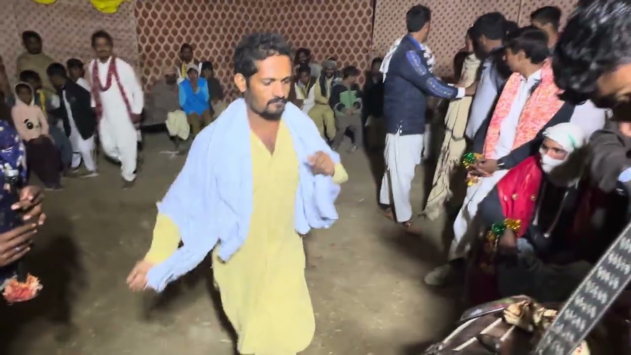 Mushtaki Performing Dance On Dhol | Saraiky jhumar 