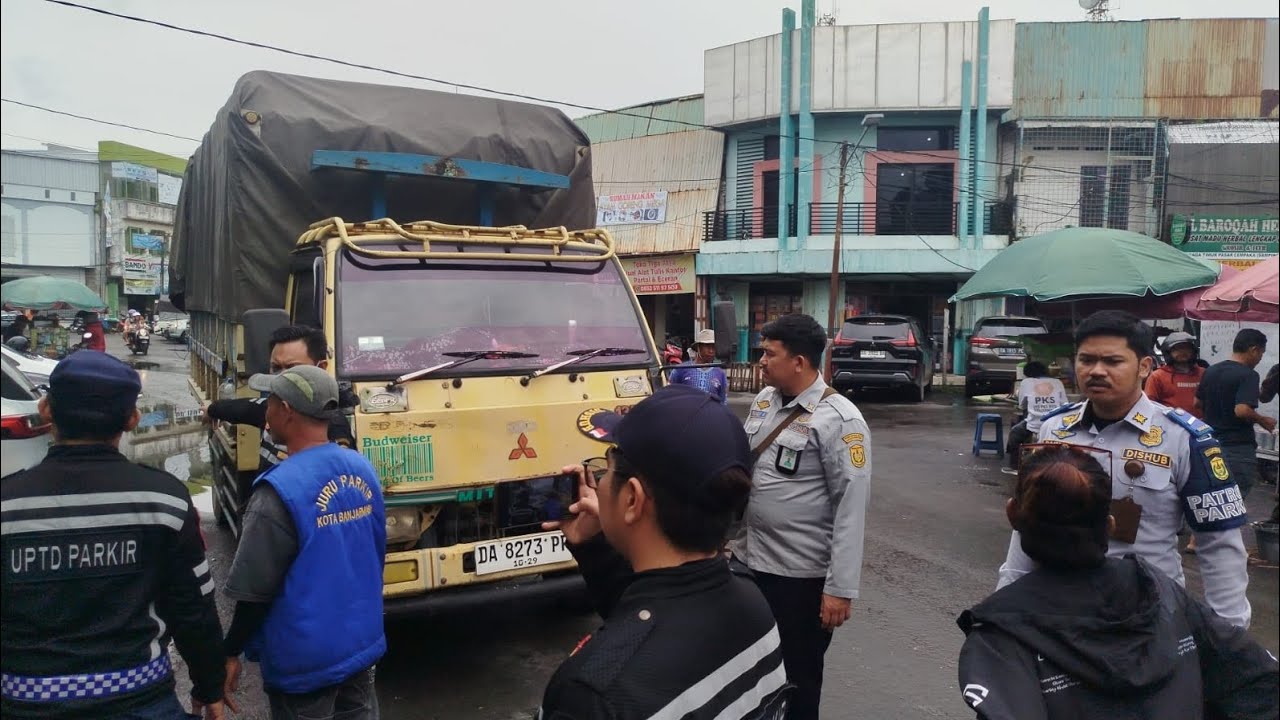 Menindaklanjuti laporan masyarakat adanya truck yang parkir di depan tempat usaha