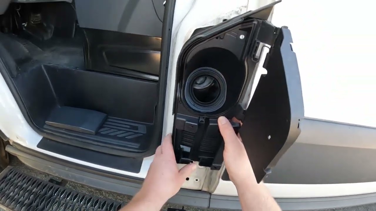 Замена лючка топливного бака Ford Transit