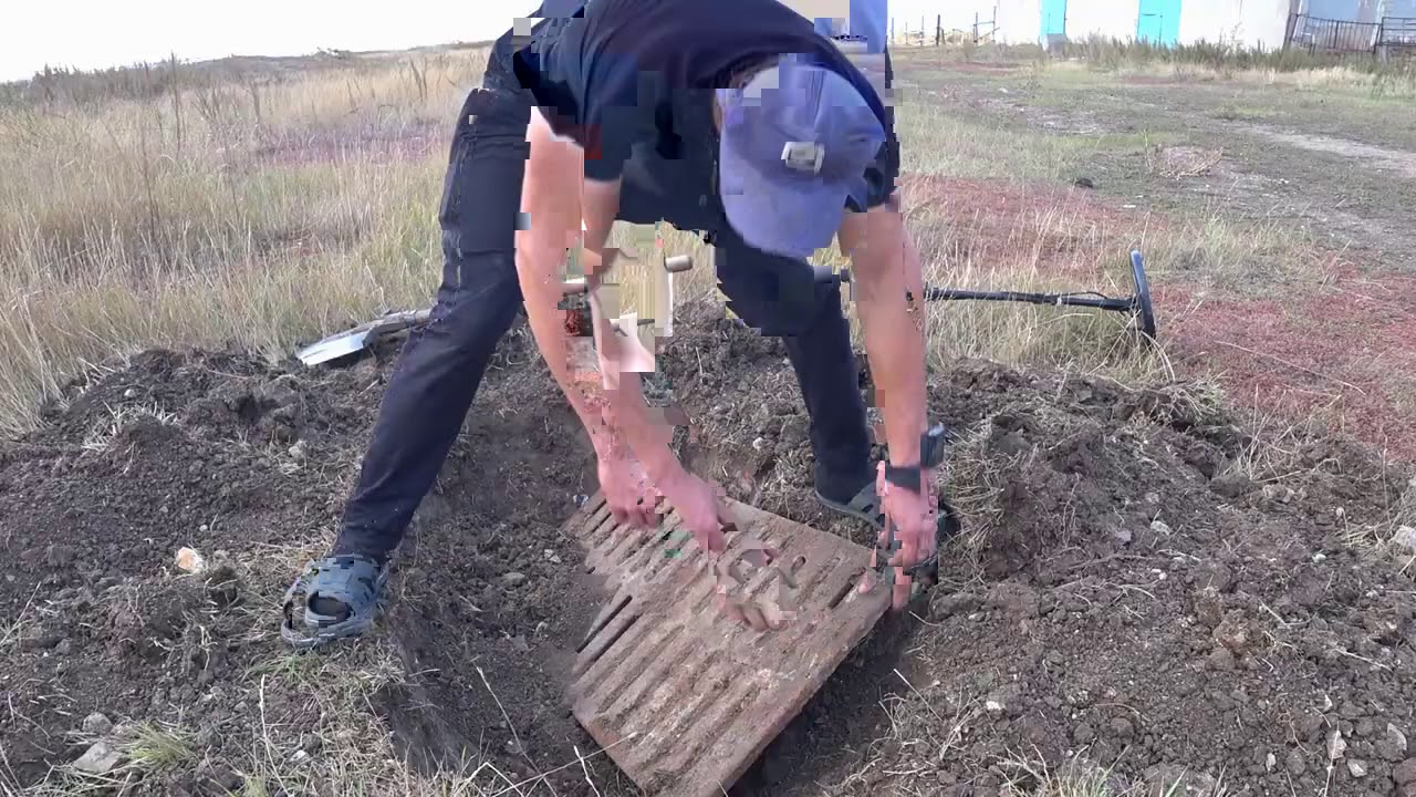 ПЛИТАМИ УСЕЯННЫЙ ВЕСЬ РАЙОН МЕТАЛОКОП НАШЁЛ ПЛИТ КУЧУ ХОТЬ СОЛИ