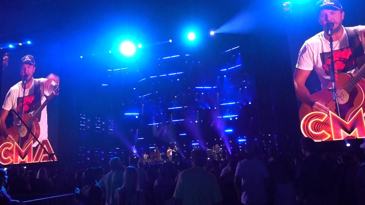 Luke Bryan - Huntin', Fishin' And Lovin' Every Day (Live CMA Fest 2016)