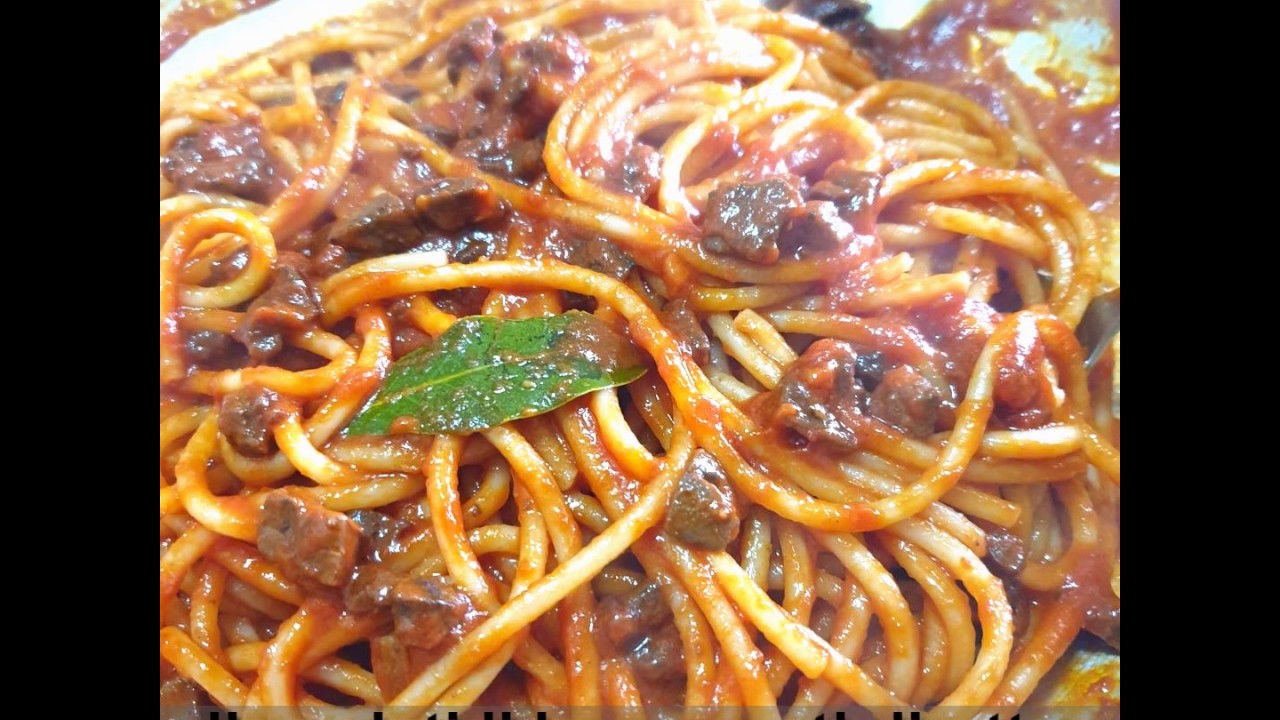 Bucatini con ragù di interiora di pollo