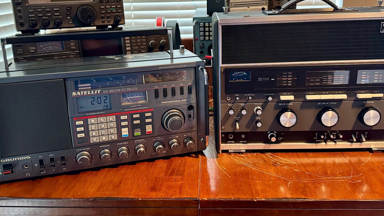 Grundig Sattelit 650 vs Sony CRF-230