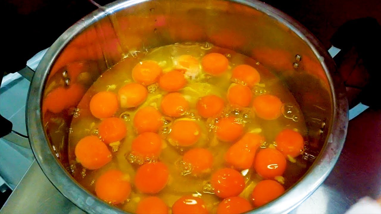 Омлет с вареными яйцами - японская уличная еда