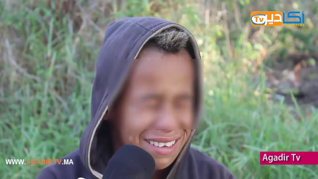 محمد طفل مشرد بأكادير يحكي معاناته بألم