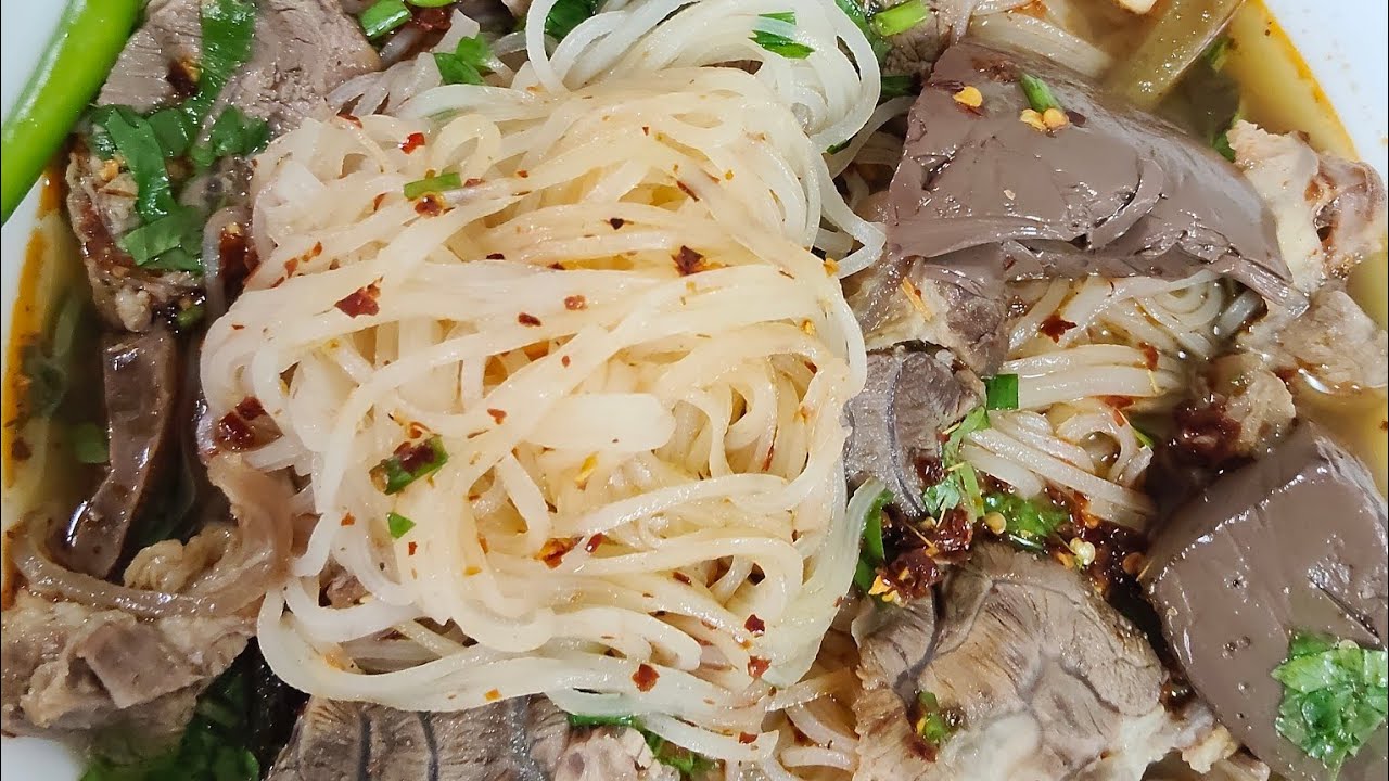 มากินก๋วยเตี๋ยวเนื้อเส้นเล็กน้ำตกแซ่บๆด้วยกันนะครับ