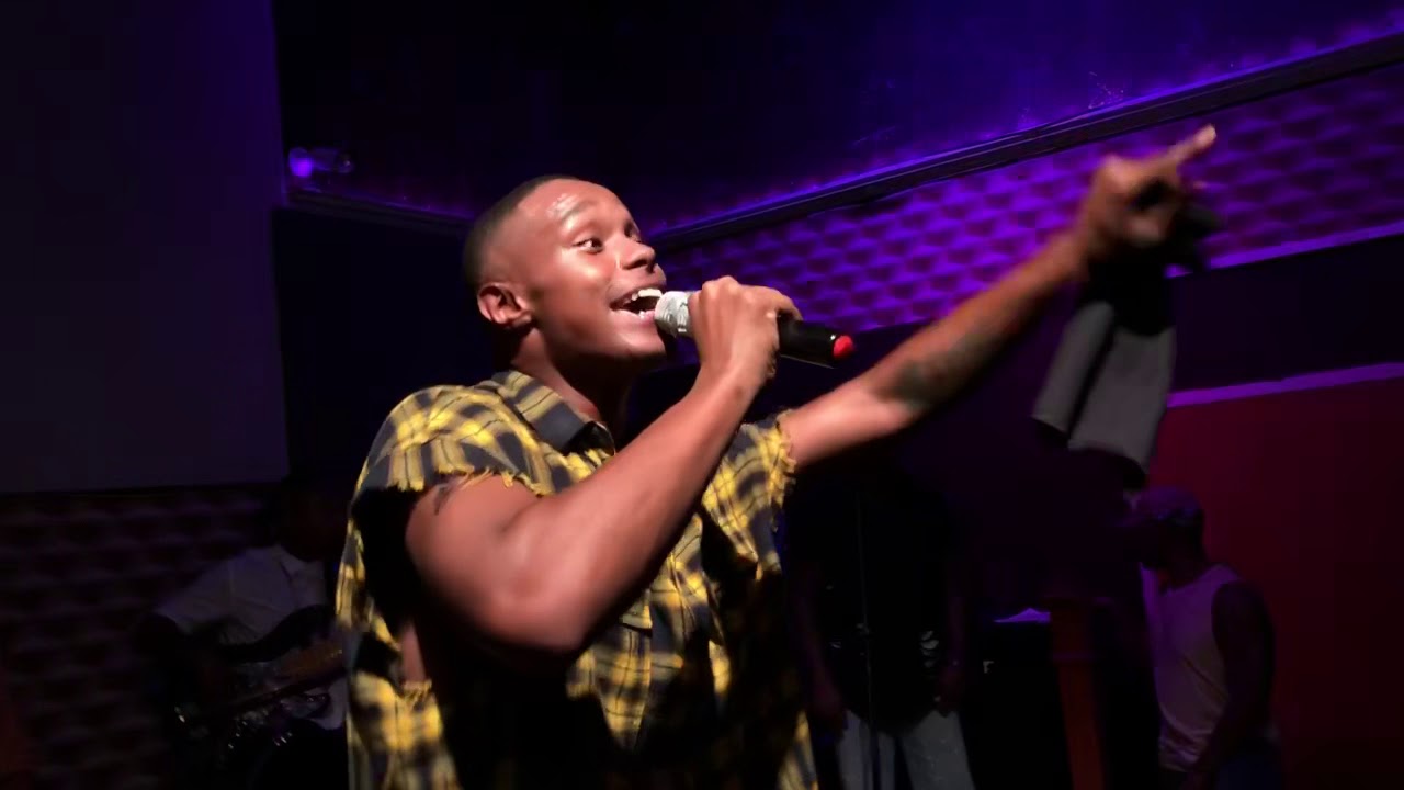 Avery Wilson singing “Don’t Leave” by Blackstreet