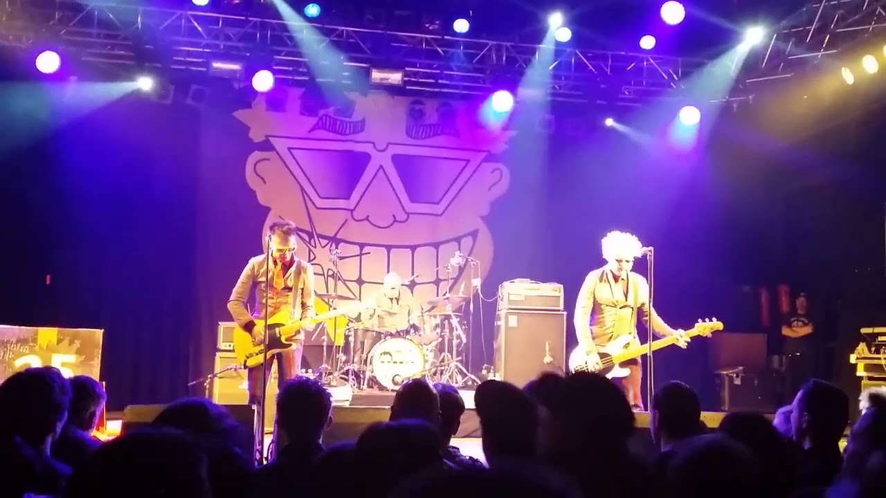The Toy Dolls - Barry The Roofer (live @Arena Vienna 2016-04-26)