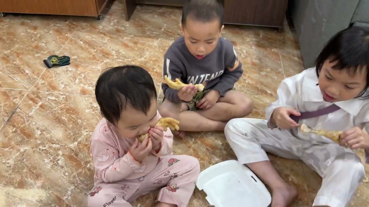Hoài Mua Đồ Ăn Chăm Sóc Các Cháu Thay Mẹ Sen