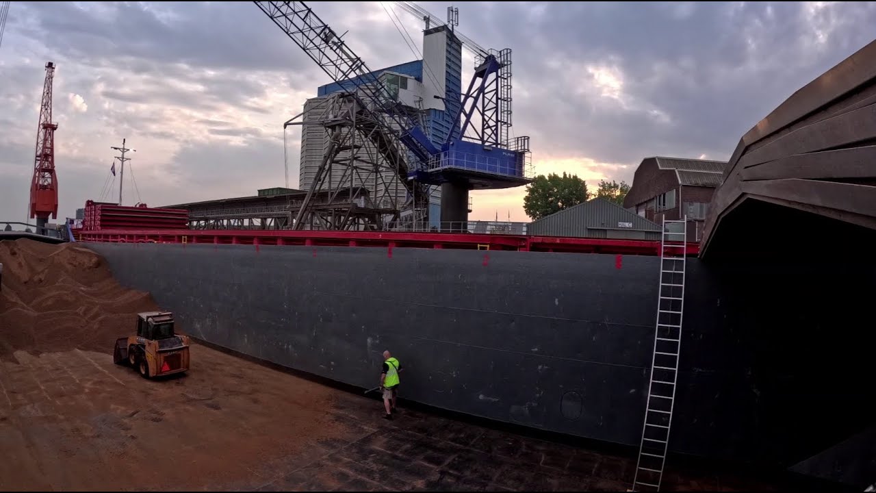 Vaart van Hendrik Ido Ambacht naar Rotterdam om te lossen.