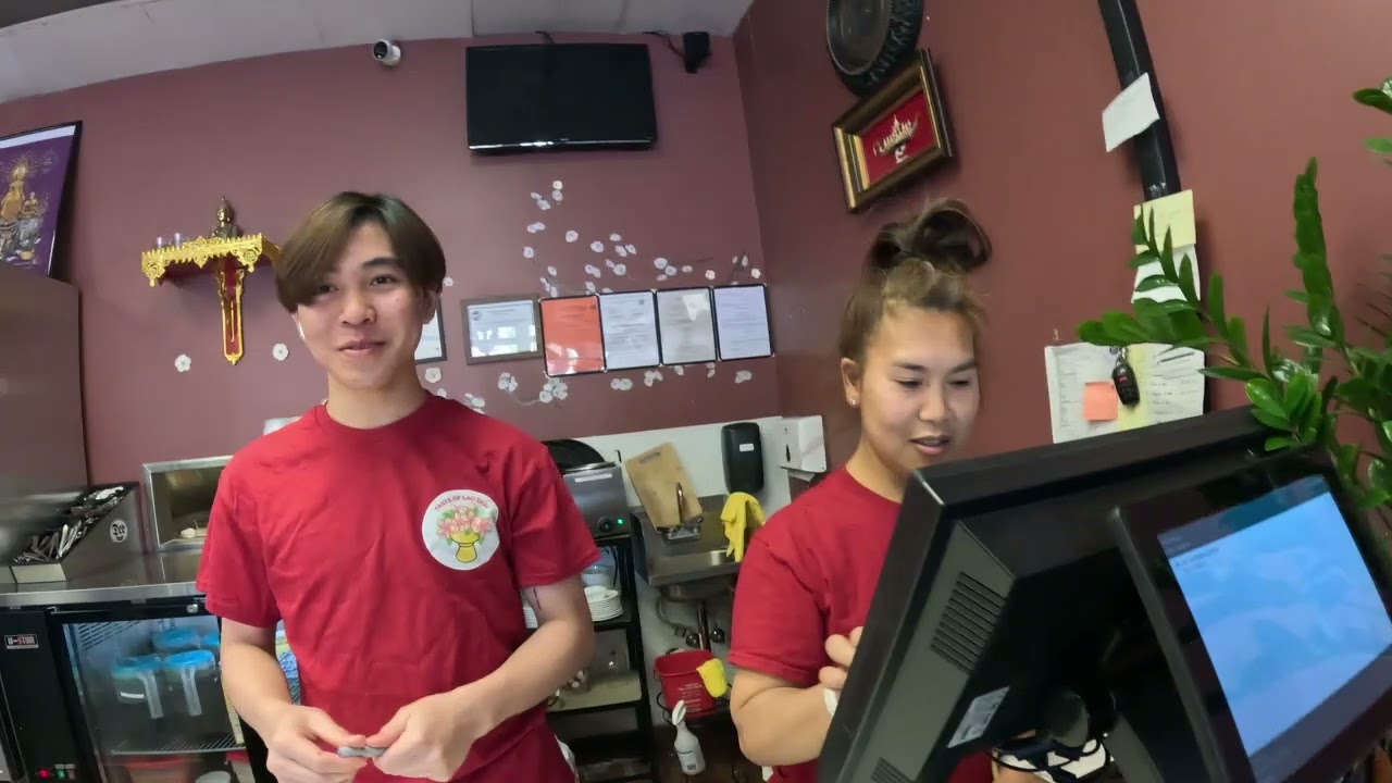 Getting some Lao Food to go. ອາຫານລາວ. ຮ້ານອາຫານ.