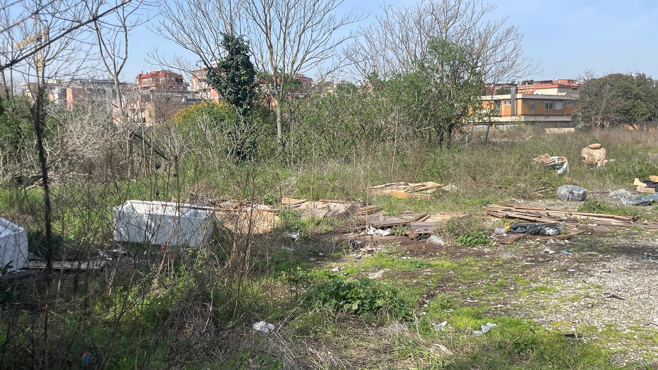 Parco di Tor Tre Teste, discarica abusiva all’ingresso di una delle aree verdi più grandi di Roma
