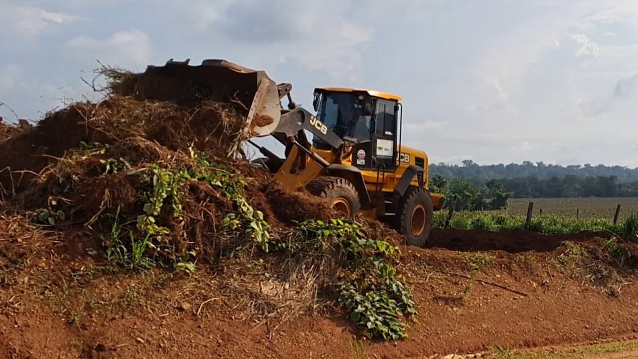 TRABALHANDO COM MATERIAL  NA MARGEM DA ESTRADA  PÁ CARREGADEIRA JCB 426ZX