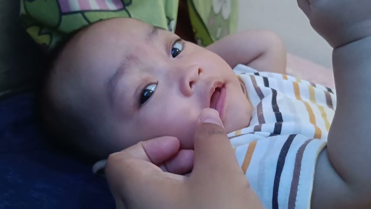 Sebelum tidur, sebelum nangis, sempet main dulu yaa dek sama mamah 👶🏻😄 #fypシ #babygembiraceria 