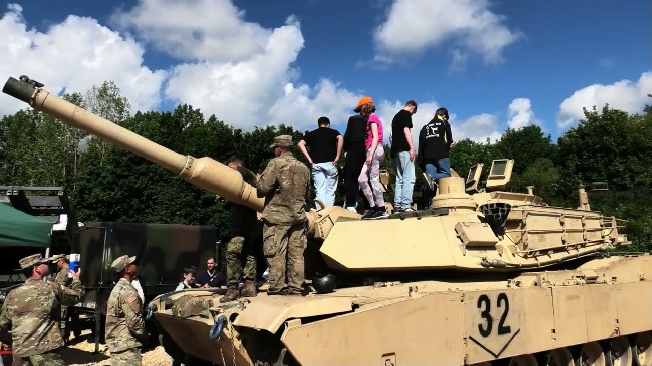 Fritzlar Hessentag 27. Mai 2024 Bundeswehr Präsentation von Hubschraubern, Düsenjäger, Panzer usw.