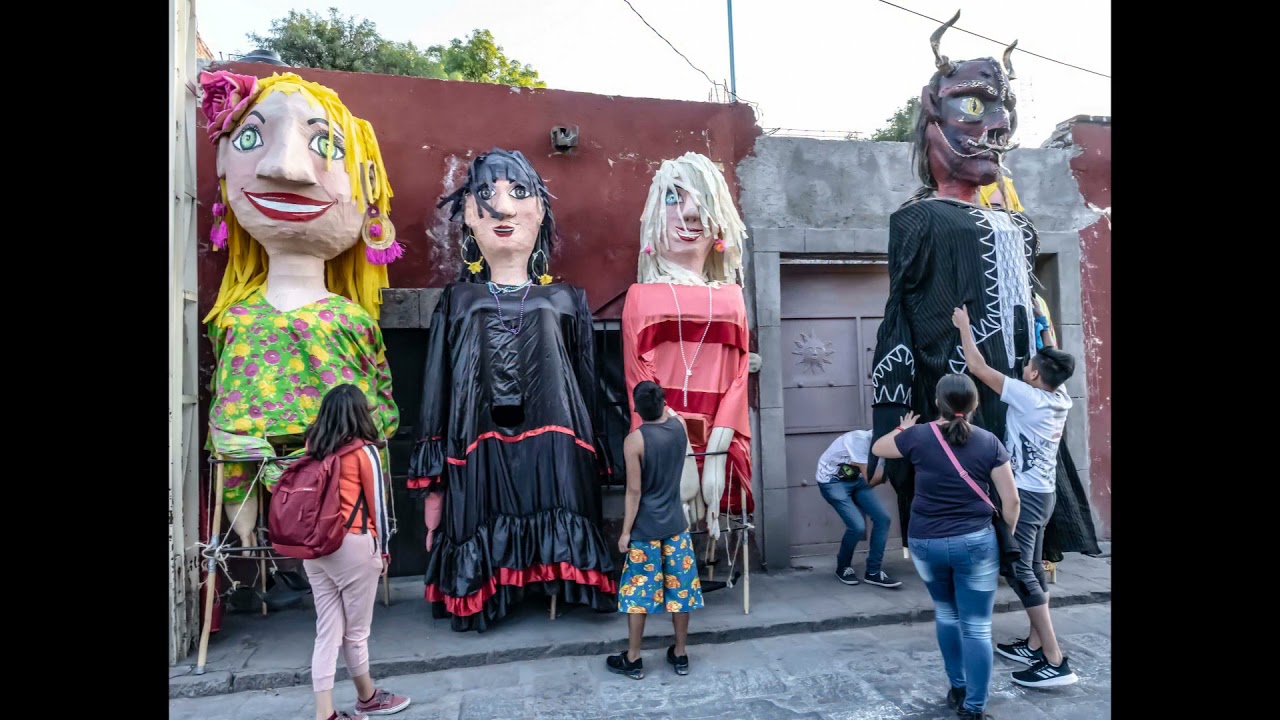 Valle de Maiz Night Parade