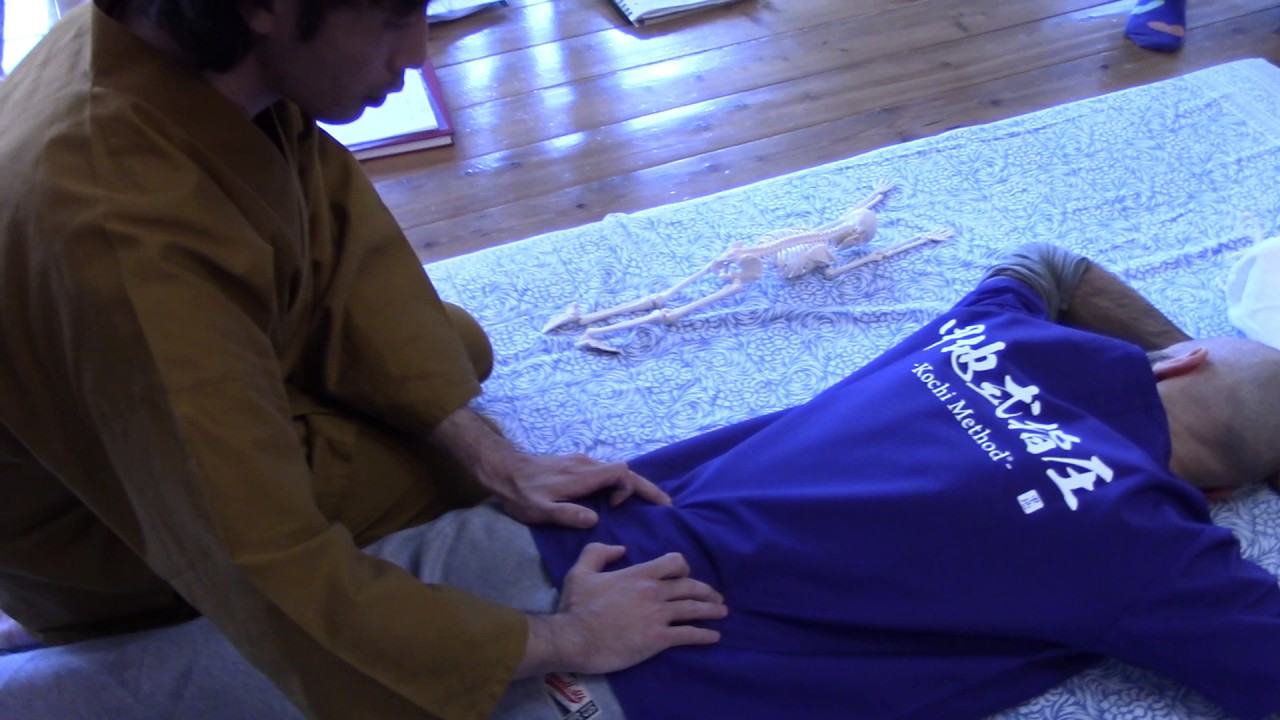 【Kochi Shiatsu massage Method&reg;】How to check for Pelvic Displacement in Itallia Work shop