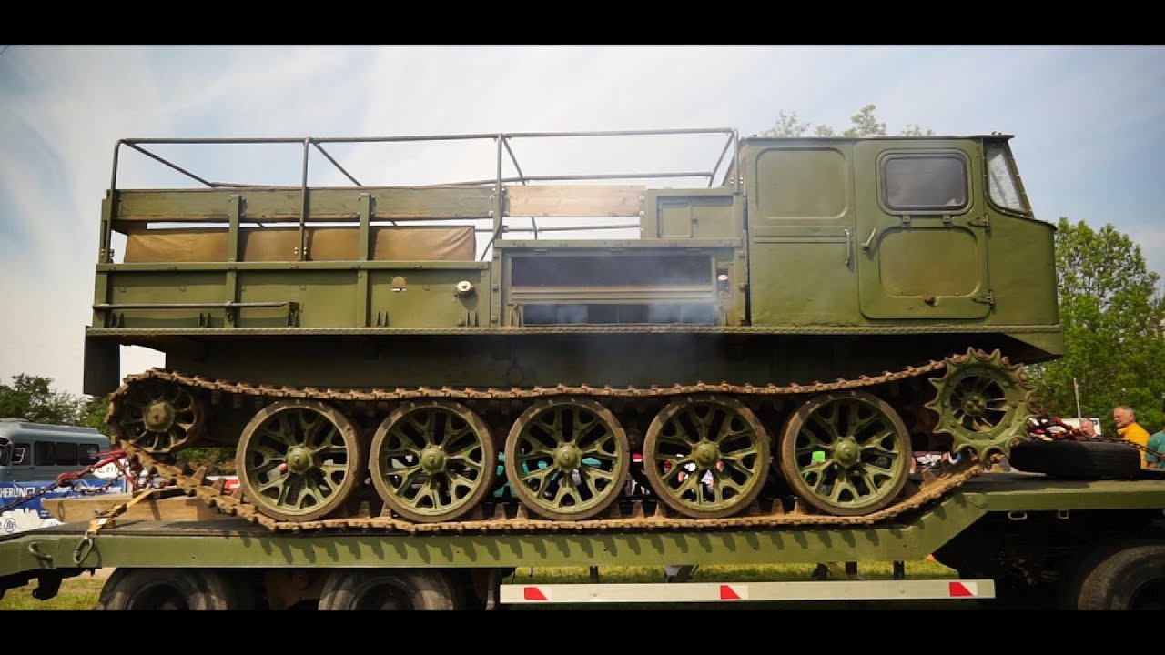 Raupenschlepper ATS 59 - G auf Tieflader, gezogen von KrAZ-255 B