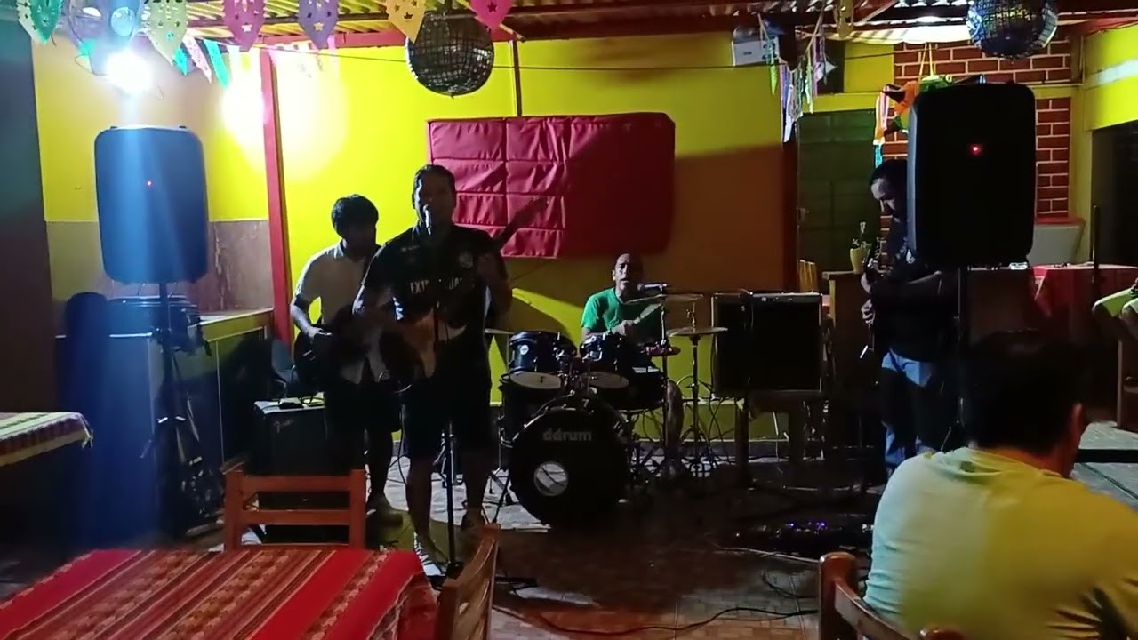 SCalibur tocando en vivo en Mirones. 
