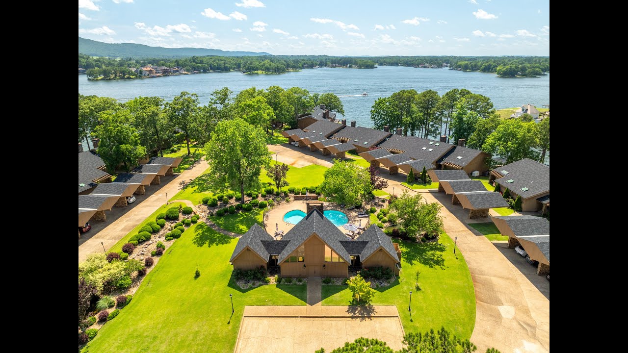 Lake Hamilton Waterfront Townhome on "Hamilton Pointe" in Hot Springs, AR! 3 Boat Slips! $1,650,000