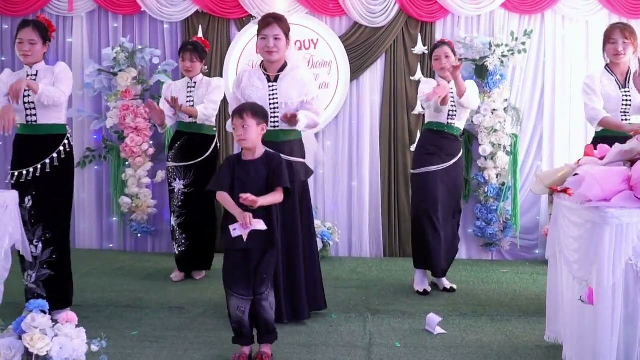 bài múa lăm tơi do đội múa gia đình LVQ minh nguyệt@ đường lưu núa trò ,pitong mường la