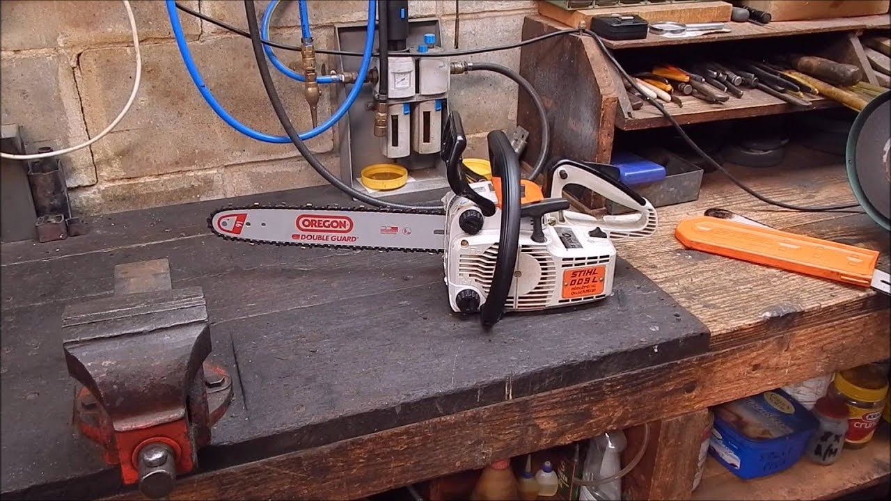 What's inside the roller nose on a chainsaw bar ?
