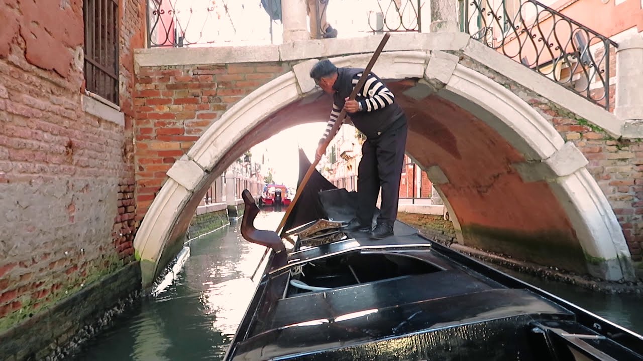 The Unique Rowing Methods of The Venetian Gondola