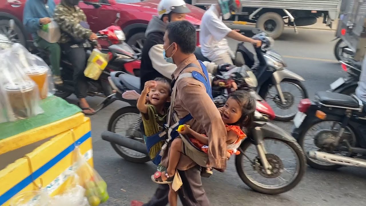 Phát hiện người đàn ông ôm 2 đứa trẻ kỳ lạ ngoài quốc lộ và cái kết bất ngờ  | QUỐC CHIẾN Channel