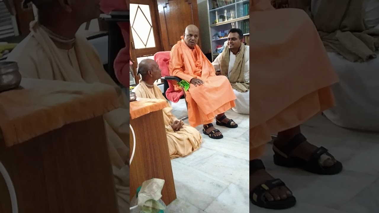HH Haladhara Swami Maharaj paying obeisance to HH Radha Govinda Swāmi Guru Mahāraj, 24/10/19