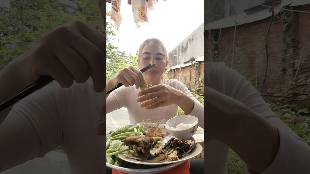 Ăn cơm cá trê chiên,chấm bạc hà sống 