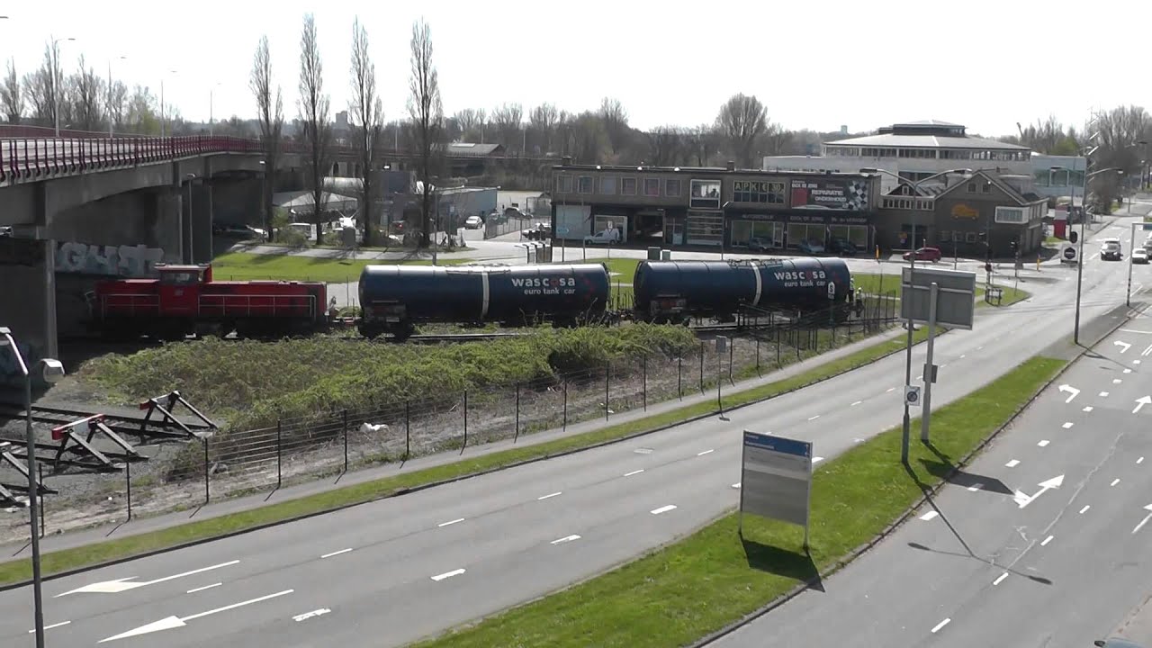 6433, MaK DB BR 264 rangeert 2 ketelwagens naar haven Dordrecht, 15-4-'15