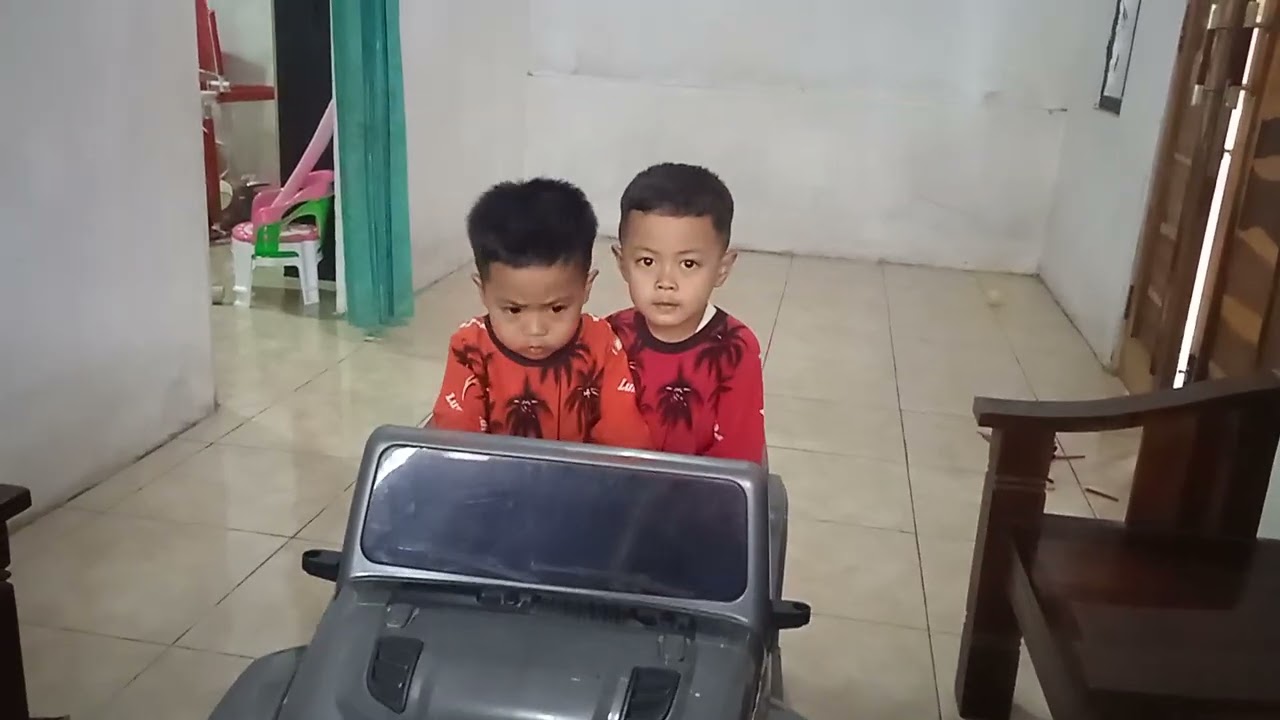 Mainan mobil remote besar 