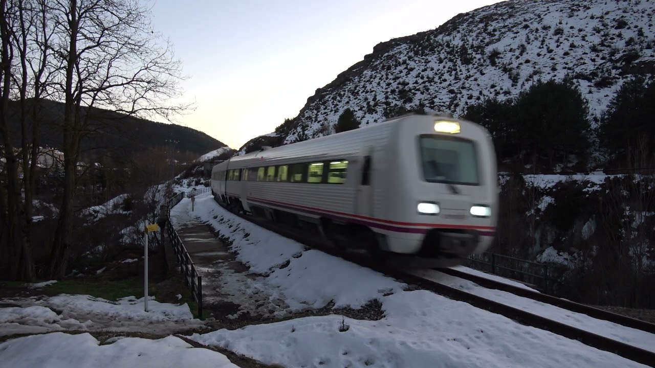 4K Regional Zaragoza Delicias-Canfranc llegando a Sabiñanigo entre la nieve