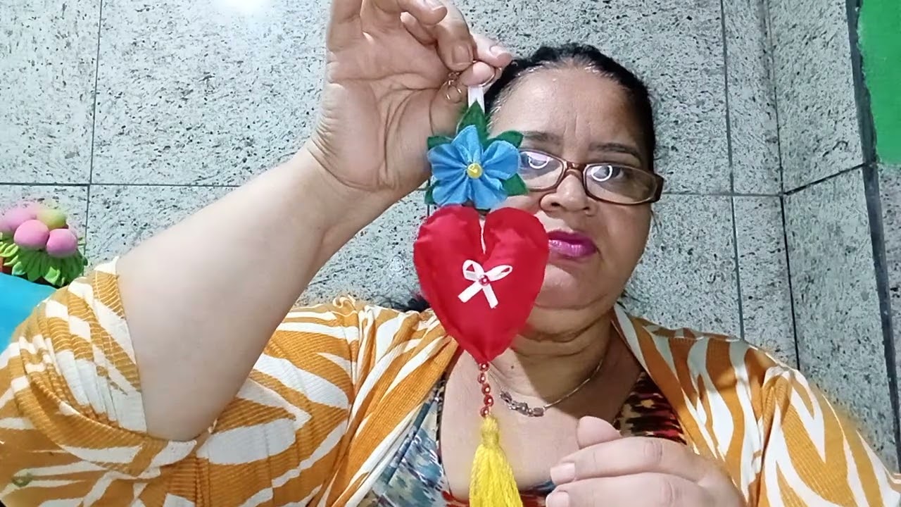 Mais um artesanato, chaveiro  com flor 🌼🍃e coração ❤️ de fuxico + palavra de Deus 🙏 