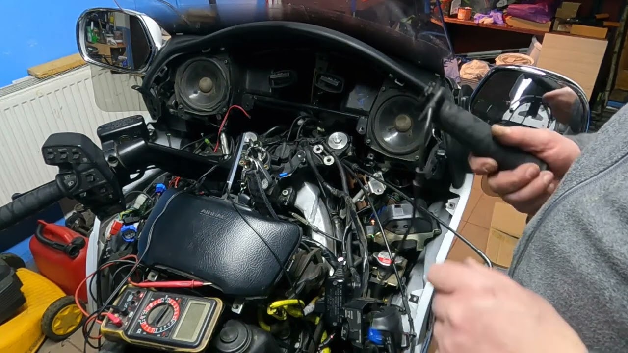 Montaż podgrzewanych manetek w Honda GoldWing GL 1800.Installation of heated grips.