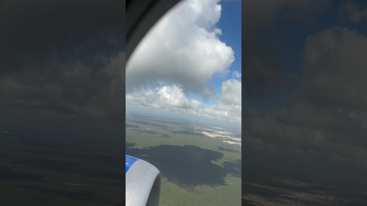 United Airlines b737 max 9 full approaching and landing Cancun from Washington Dulles