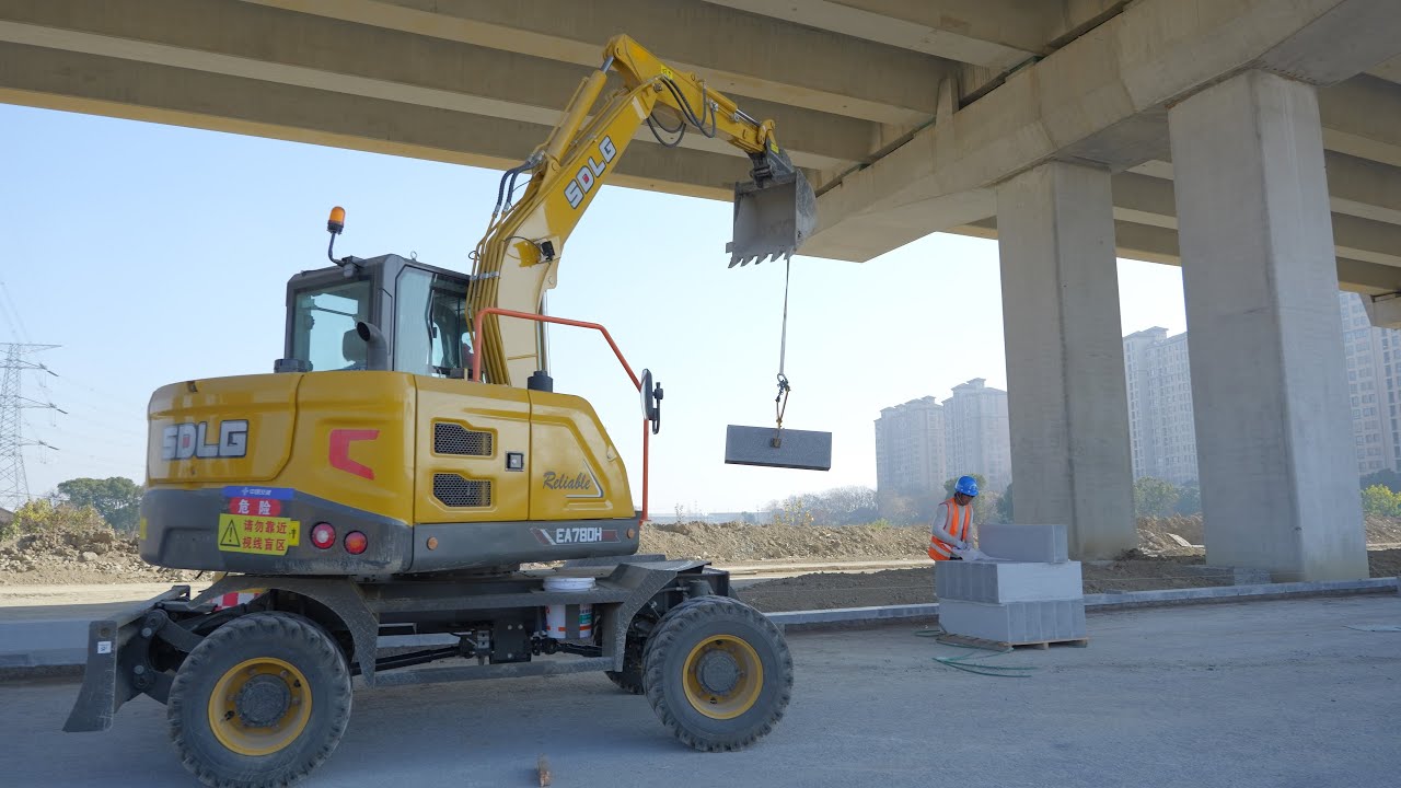 高架桥建设 山东临工EA780H轮式挖掘机 施工现场  Elevated bridge construction site with an SDLG EA780H wheeled excavator