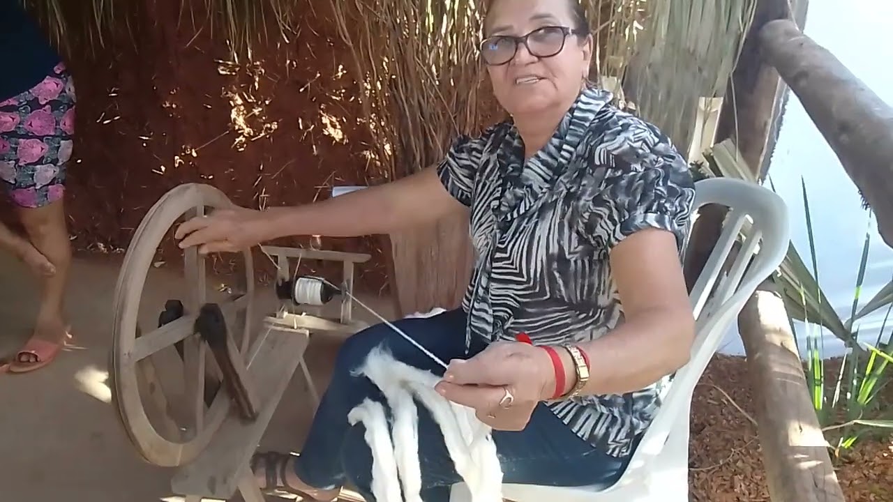 confeccionando linha algodão na roda de fiar