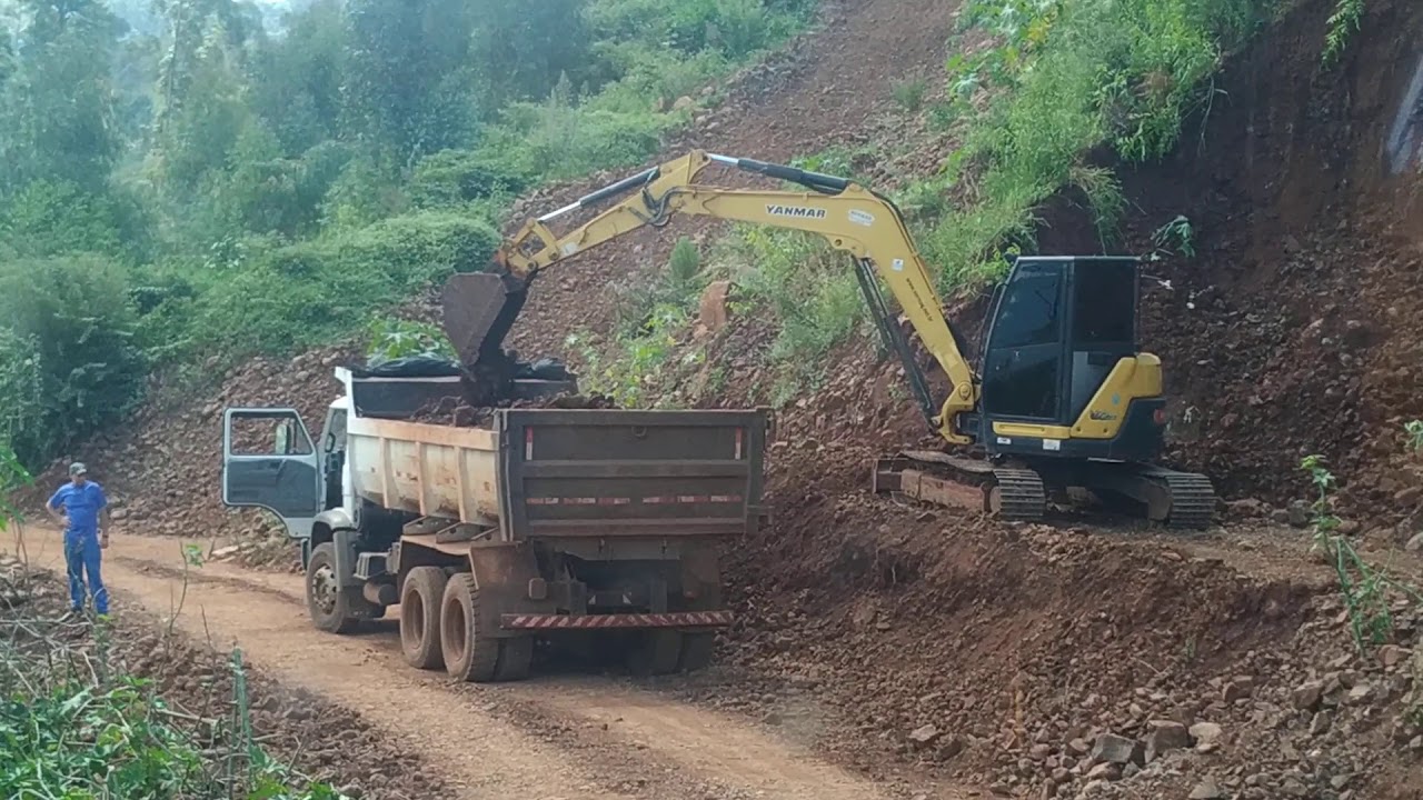Mini escavadeira carregando cascalho;Mini excavator loading gravel