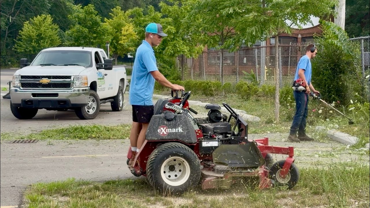 Стрижка заросшего участка после предписания городских властей