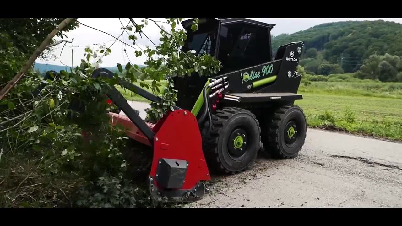 Ładowarka burtowa z mulczerem i zamiatarką - adstechnic.pl