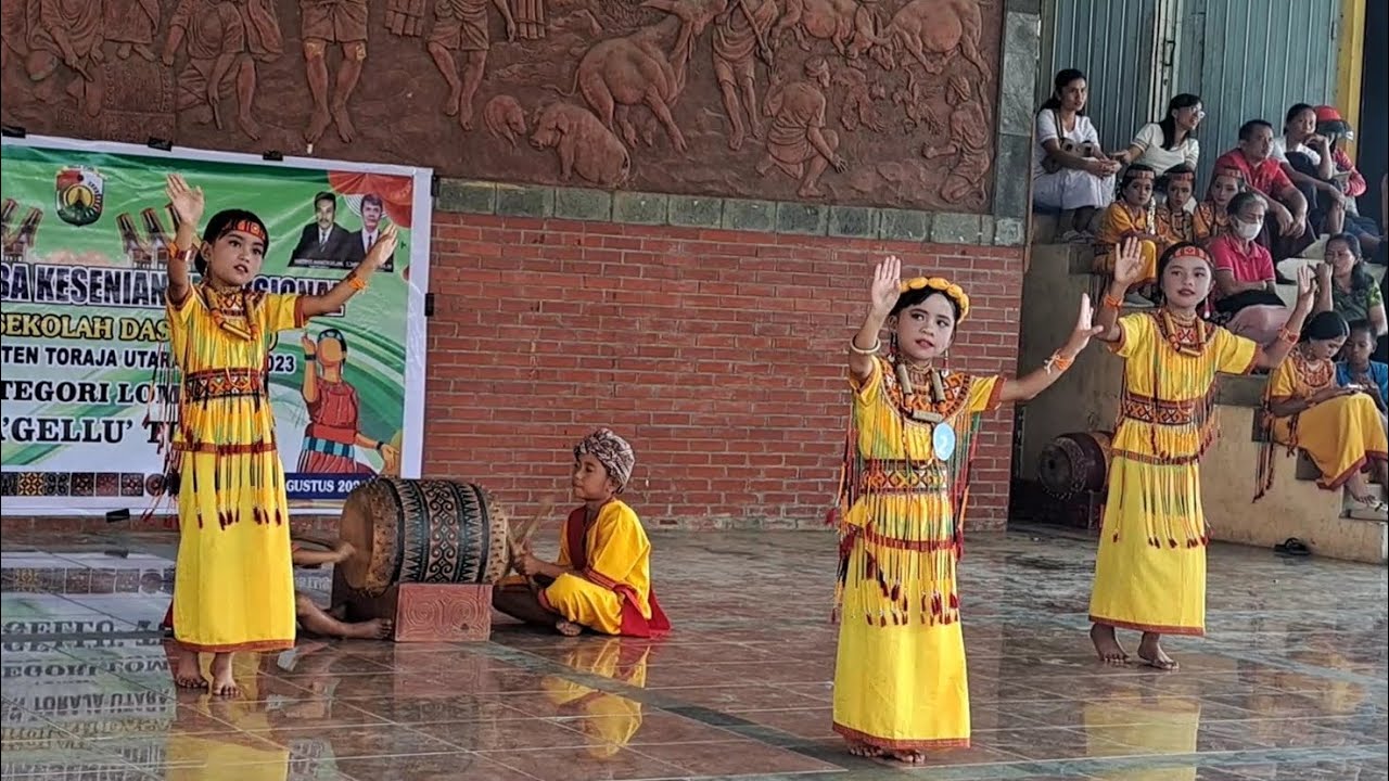 TARI PA'GELLU' TUA Oleh SDN 15 Buntu Pepasan di Festival Kesenian Tradisional Toraja Utara