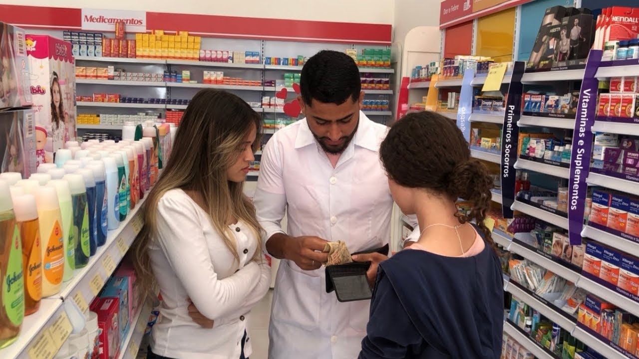 GAROTA POBRE ACHA A CARTEIRA DE UM MÉDICO, E FEZ ALGO QUE NINGUÉM ESPERAVA!! Veja ate o final😱