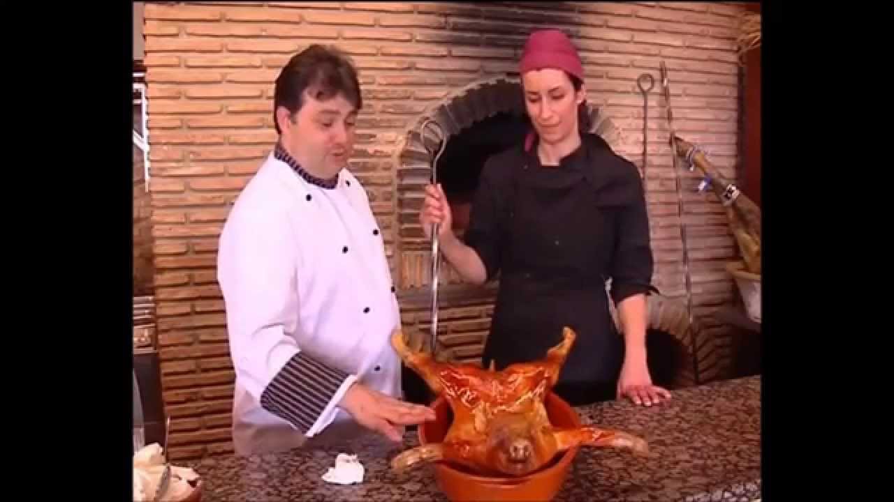 Geno y Javier ,receta cochinillo al horno de leña ,una de las especialidades de Asador Monte Mayor